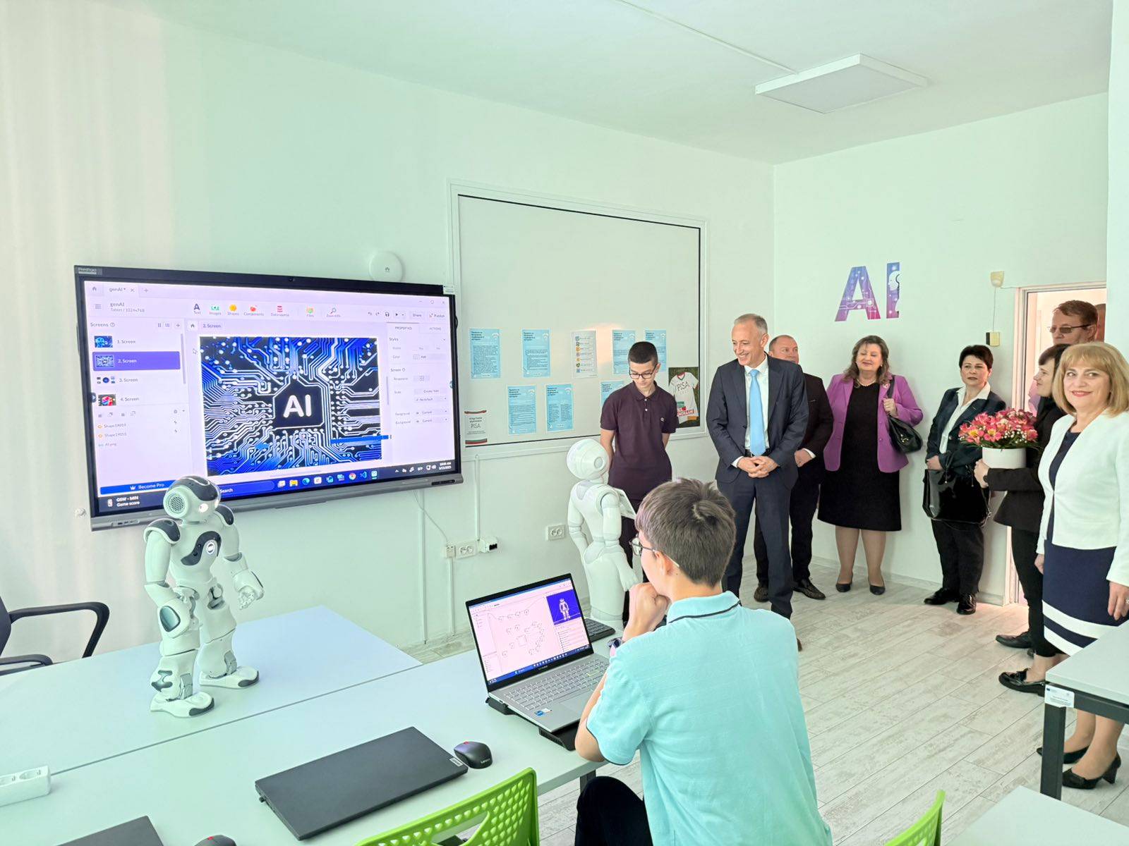 Министърът на образованието и науката Красимир Вълчев откри нов STEM център в най-голямото училище в община Костенец - СУ Министърът на образованието и науката Красимир Вълчев откри нов STEM център в най-голямото училище в община Костенец - СУ